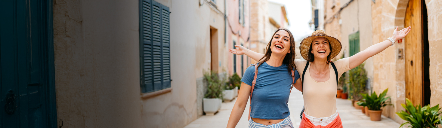  Two young women walking in a city in Europe